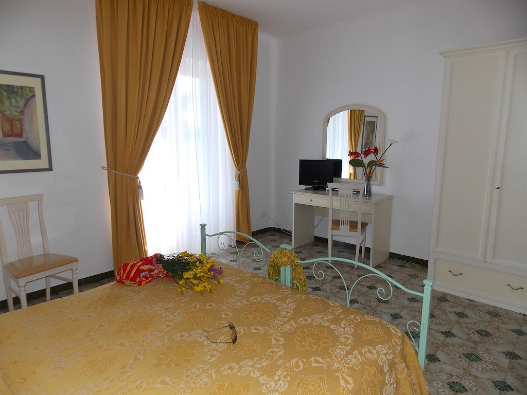 Villa Loreta Forio di Ischia Стая снимка